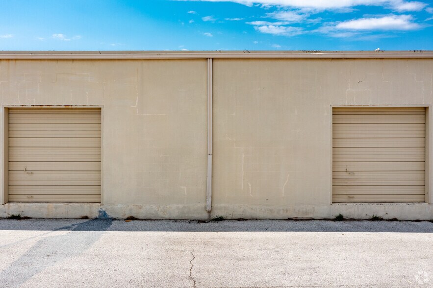 More Photos Of 10646 Gulfdale St, San Antonio Unknown For Lease