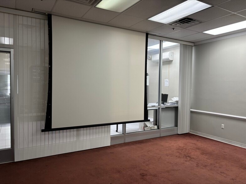 More Photos Of 1000 Robins Rd, Lynchburg Manufacturing For Lease