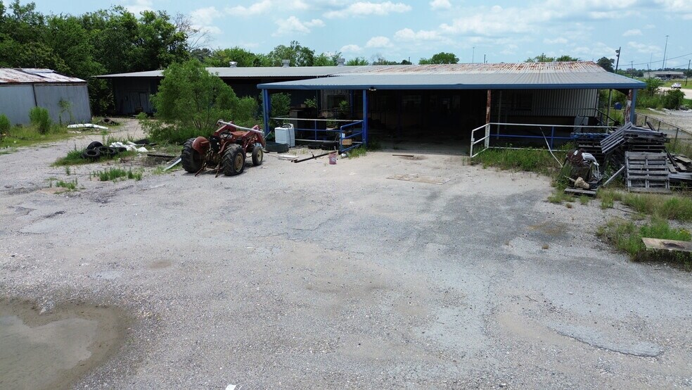 More Photos Of 3999 S 11th St, Beaumont Light Manufacturing For Sale