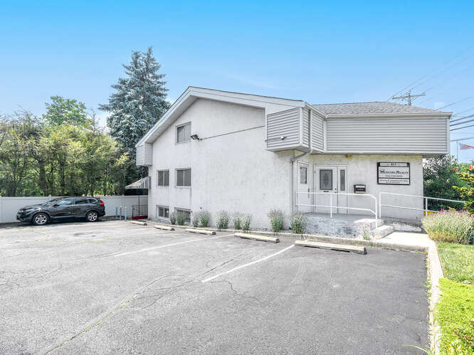 More Photos Of 811 Old Country Rd, Plainview Office Residential For Lease