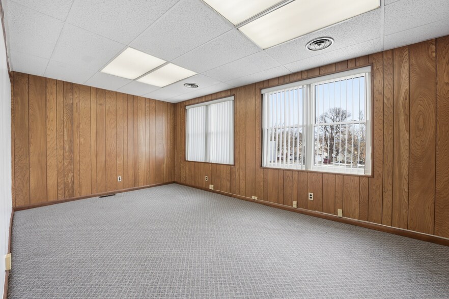 More Photos Of 29 Jarvis St, Fort Erie Office For Sale
