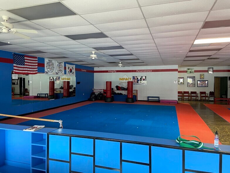 More Photos Of 9503 E Washington St, Indianapolis Storefront For Lease