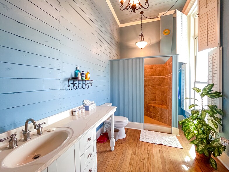 More Photos Of 301 S Saint Charles St, Brenham General Retail For Sale