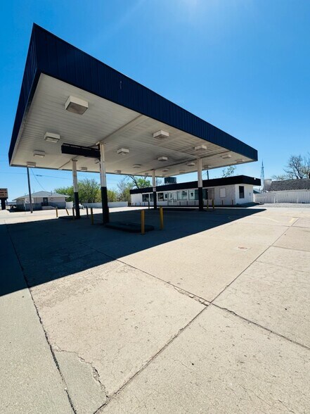 More Photos Of 506 E B St, McCook Service Station For Sale