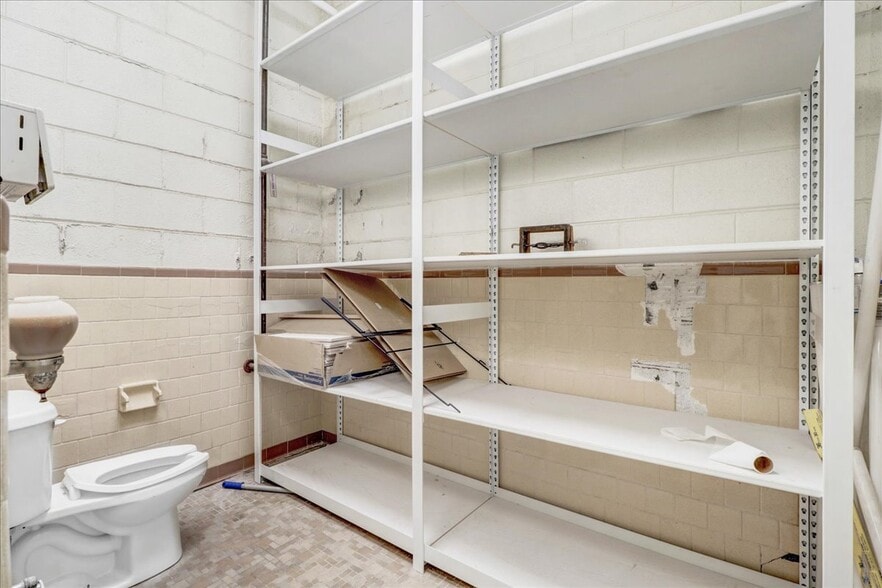 More Photos Of 501 E Market St, Smithfield Storefront For Lease