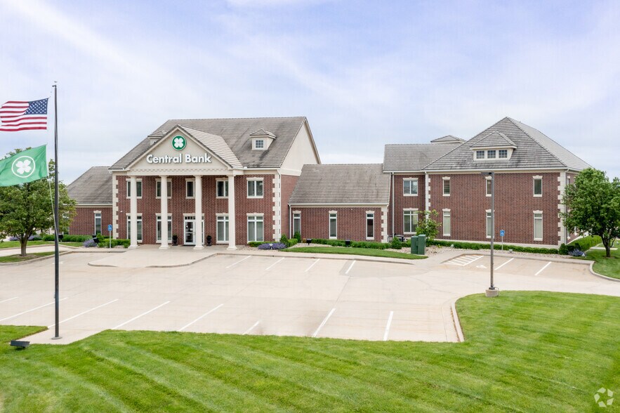 More Photos Of 2400 NW Prairie View Rd, Platte City Office For Lease