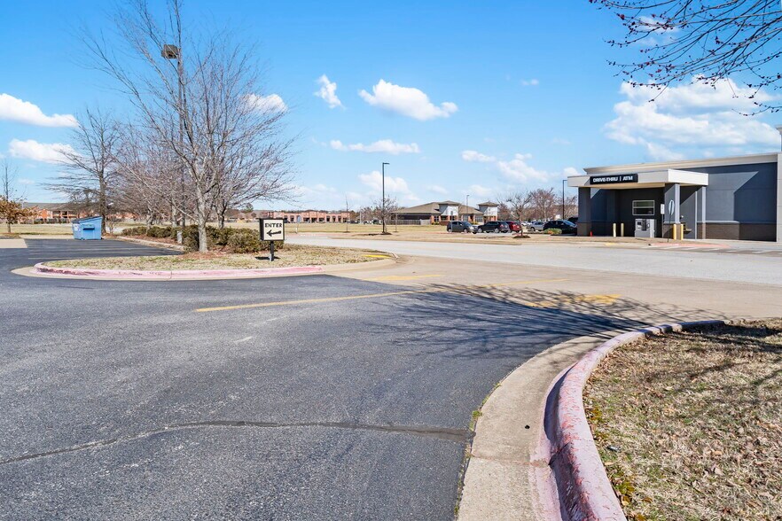 More Photos Of 7420 W Sunset Ave, Springdale Restaurant For Lease