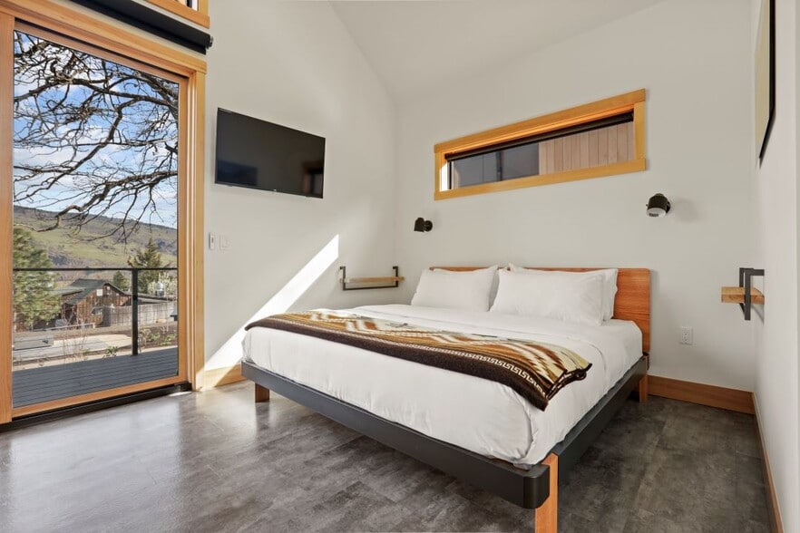 More Photos Of 1103 3rd Ave, Mosier Hotel For Sale