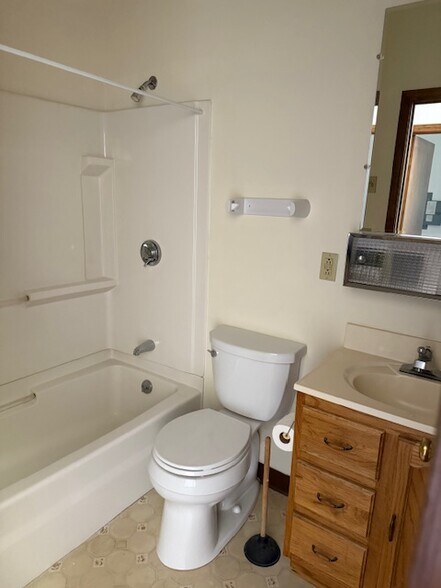 More Photos Of 21 Mohawk Trl, Greenfield Unknown For Lease