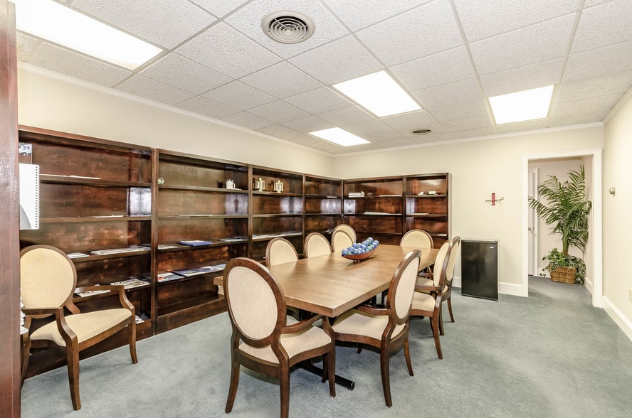 More Photos Of 215 Church St, Lenoir Office For Lease