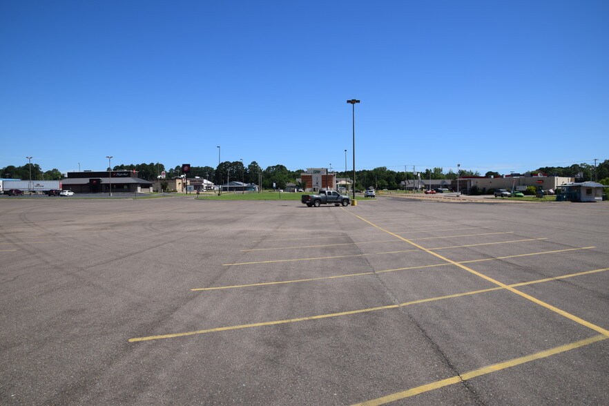 More Photos Of 1629 E Main St, Magnolia General Retail For Sale