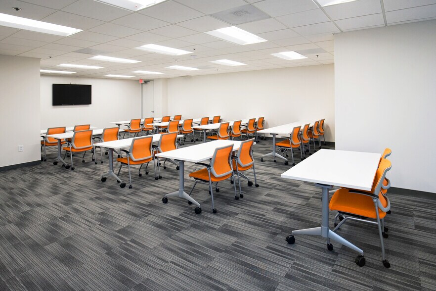 More Photos Of 3030 Lyndon B Johnson Fwy, Dallas Office For Lease