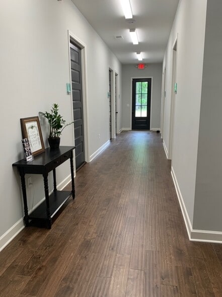 More Photos Of 7947 Players Forest Dr, Memphis Office For Lease