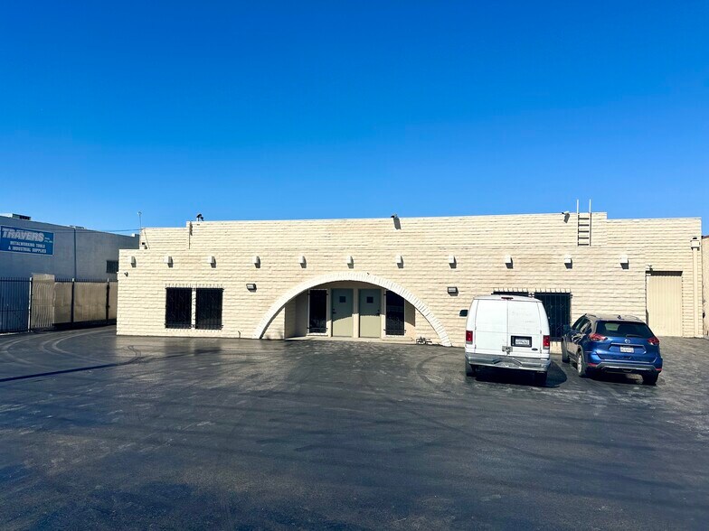 More Photos Of 20611 Plummer St, Chatsworth Warehouse For Lease