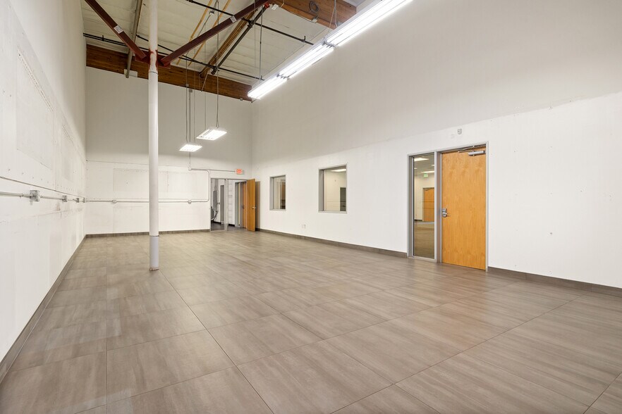 More Photos Of 21329 Nordhoff St, Chatsworth Distribution For Lease