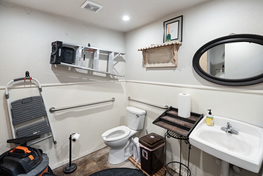 More Photos Of 115 N Oak St, Roanoke Restaurant For Sale