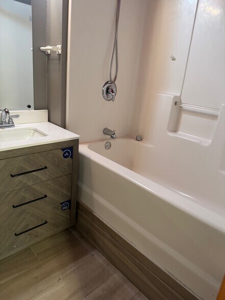 More Photos Of 701 E Pine St, Edgewood Flex For Lease
