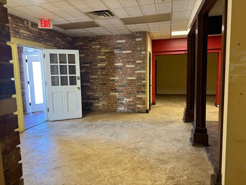 More Photos Of 321 W Broadway St, Excelsior Springs Office For Sale