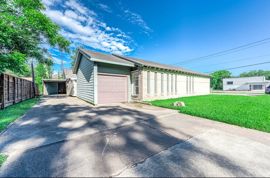 More Photos Of 414 W House St, Alvin Medical For Lease