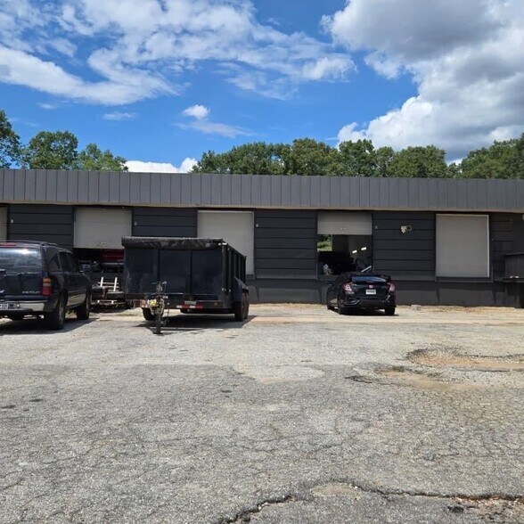 More Photos Of 860 W Main St, Spartanburg Light Distribution For Sale