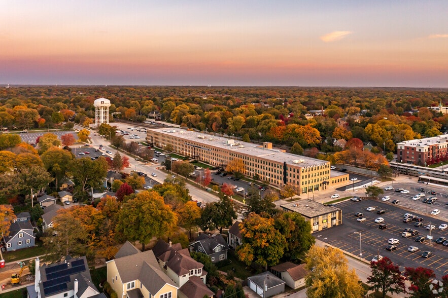 More Photos Of 200-300 E 5th Ave, Naperville Apartments For Lease