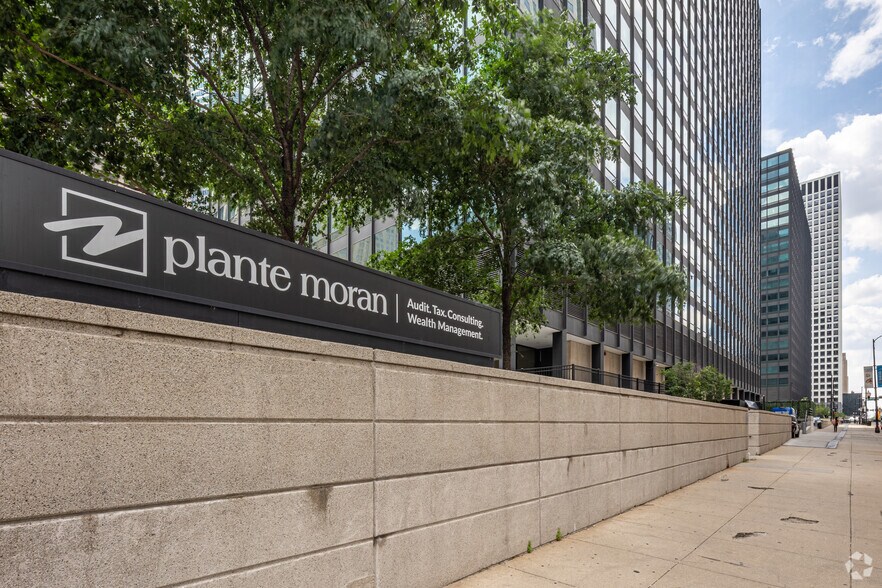 More Photos Of 10 S Riverside Plz, Chicago Office For Lease