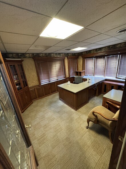More Photos Of 1122-1128 Eureka Rd, Wyandotte Storefront Retail Office For Sale