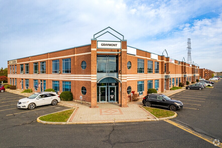 More Photos Of 25 Rue de Lauzon, Boucherville Light Distribution For Lease