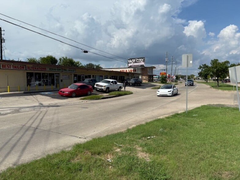 More Photos Of 401-415 Edgebrook Dr, Houston Unknown For Lease