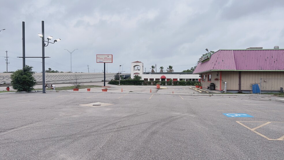 More Photos Of 1199 Nasa Pky, Houston Restaurant For Lease