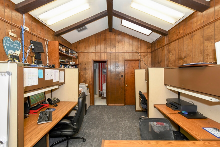 More Photos Of 13039 Nacogdoches Rd, San Antonio Veterinarian Kennel For Sale