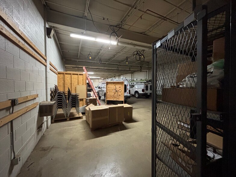 More Photos Of 4854-4864 S 10th St, Milwaukee Showroom For Lease