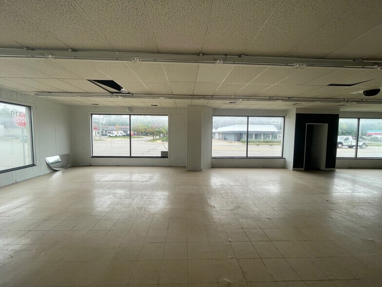 More Photos Of 319 N Mission St, Mt Pleasant Showroom For Sale