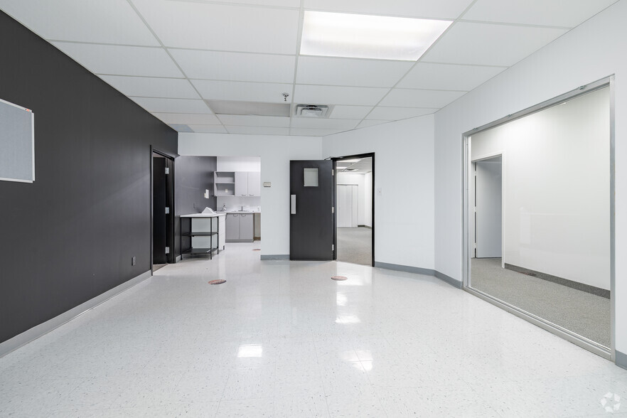 More Photos Of 395 Av Sainte-Croix, Montréal Warehouse For Lease
