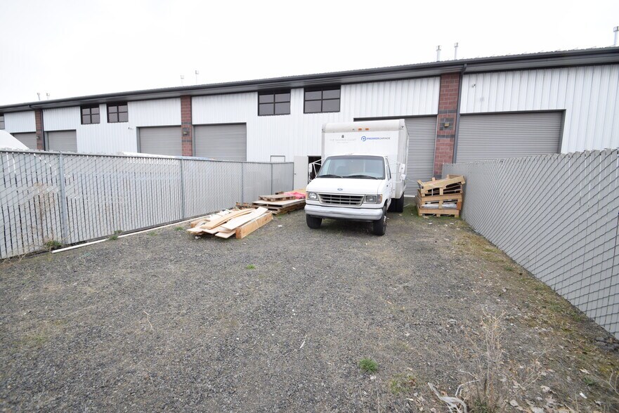 More Photos Of 2121 SW Deerhound Ave, Redmond Manufacturing For Lease