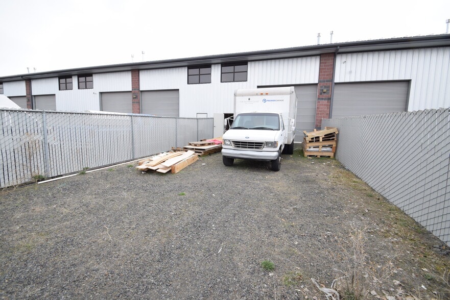 More Photos Of 2121 SW Deerhound Ave, Redmond Manufacturing For Lease
