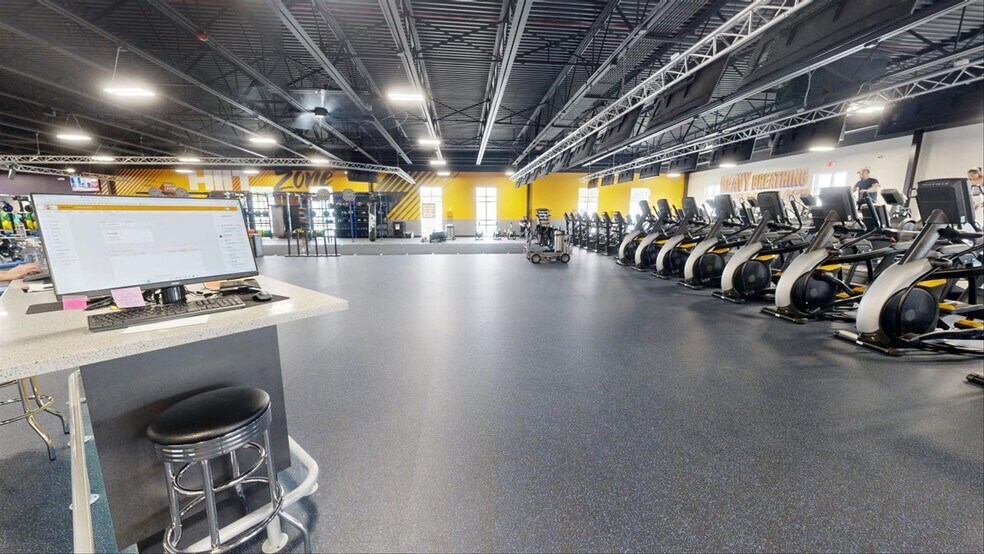 More Photos Of 14450 Mundy Dr, Noblesville Storefront For Sale