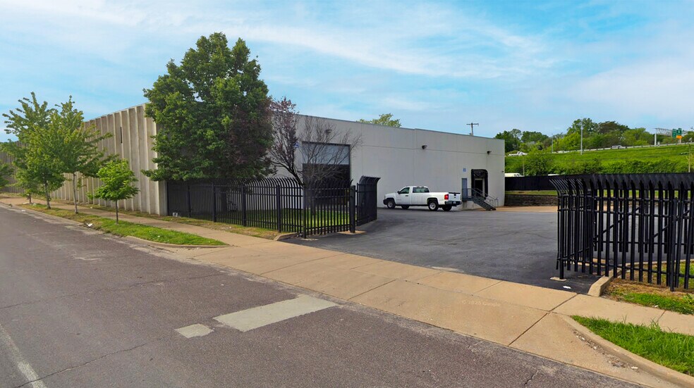 More Photos Of 4017 N Broadway, Saint Louis Manufacturing For Sale