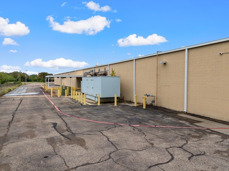 More Photos Of 1205 N Loop 340, Waco Light Manufacturing For Sale