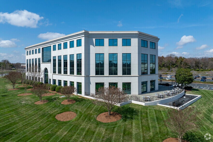 More Photos Of 9144 Arrowpoint Blvd, Charlotte Office For Sale