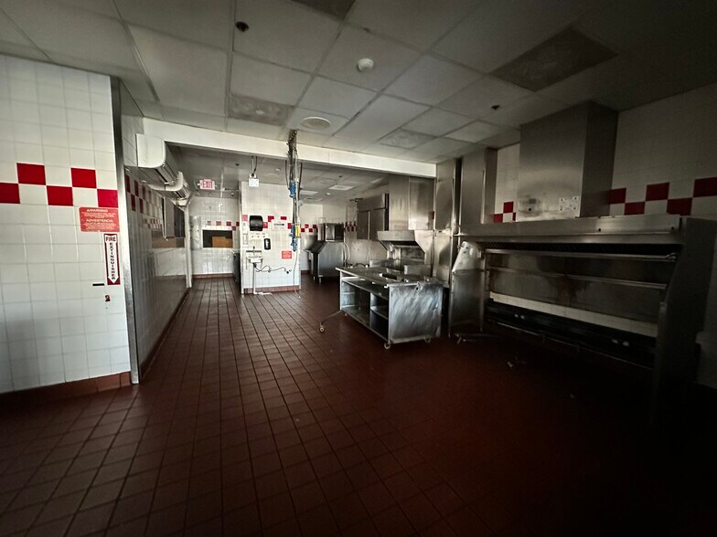 More Photos Of 3850 Veterans Memorial Hwy, Bohemia Fast Food For Lease