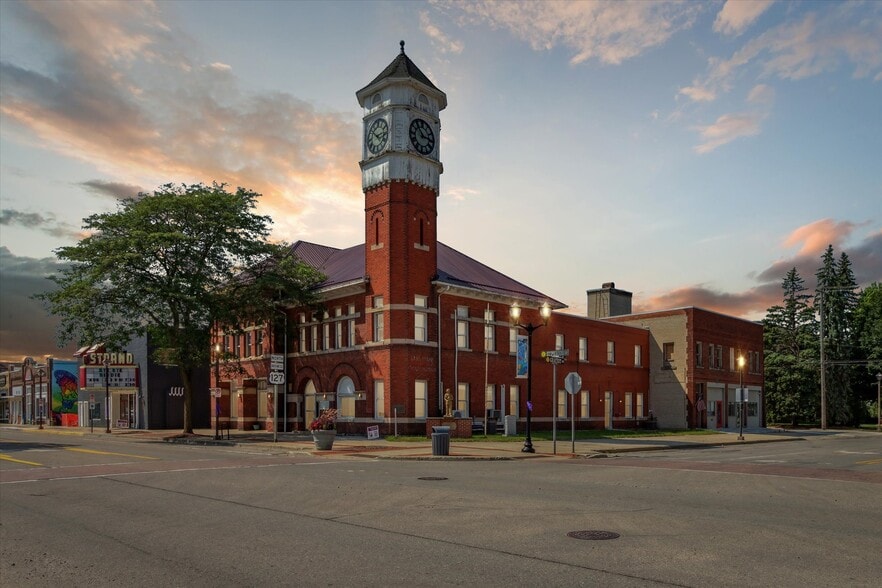 More Photos Of 225 E Superior St, Alma Office For Sale