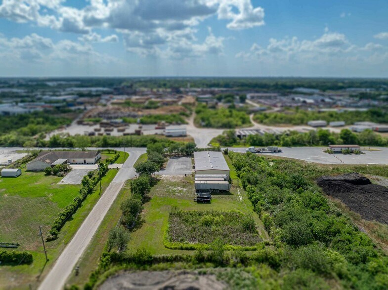 More Photos Of 2404 Longhorn Ave, Lakeland Manufacturing For Sale