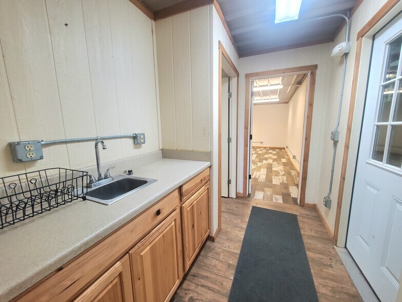 More Photos Of 11130 N Highway 75, Willis Light Distribution For Lease