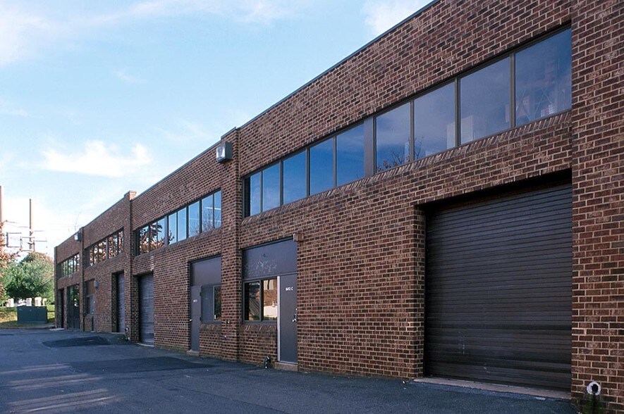 More Photos Of 8490-8496 Tyco Rd, Vienna Showroom For Lease