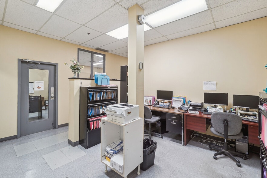 More Photos Of 1300 Rue De Louvain O, Montréal Light Manufacturing For Lease