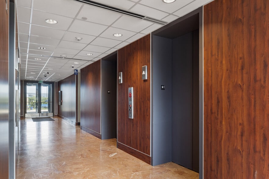 More Photos Of 9400 N Broadway Ext, Oklahoma City Office For Lease