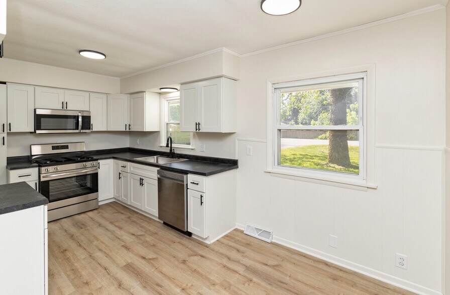 More Photos Of 1100 2nd St NE, Bondurant Industrial For Sale