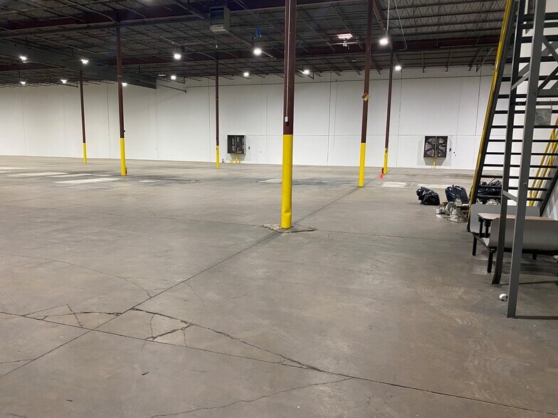 More Photos Of 8330 Endicott Ln, Dallas Warehouse For Lease