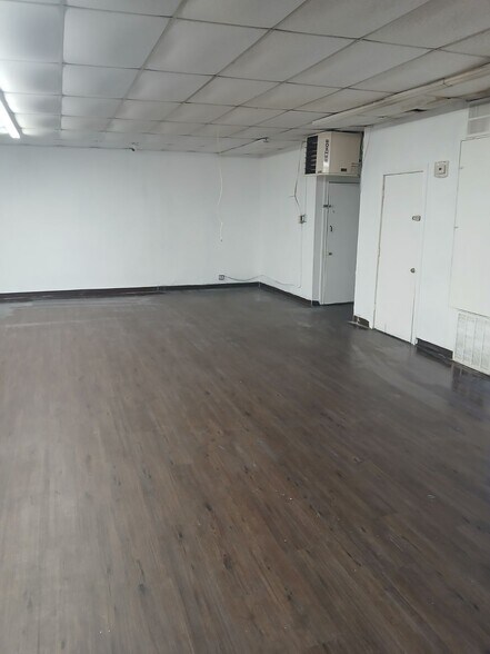 More Photos Of 6111 SRL Thornton Freeway, Dallas General Retail For Lease